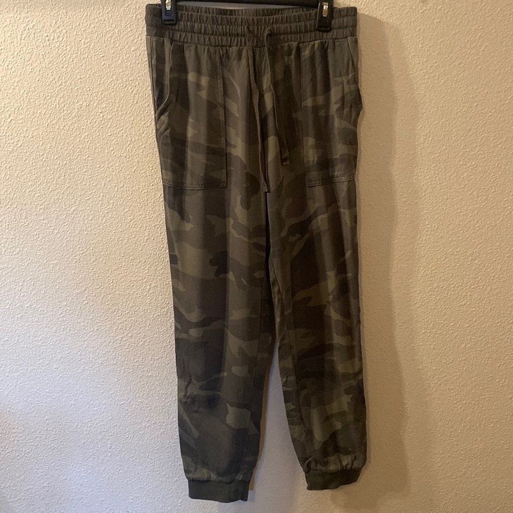 Splendid camo joggers size small